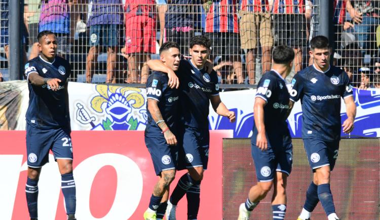 Imagen de Independiente Rivadavia se quedó con un partidazo ante Gimnasia y es líder de la Zona B