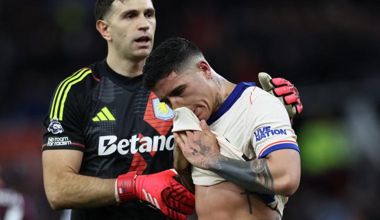 Imagen de Enzo Fernández venció a Dibu Martínez, pero Chelsea cayó ante Aston Villa