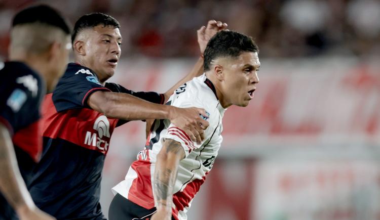 Imagen de De la alabanza a los silbidos: Juanfer Quintero dio la cara en River