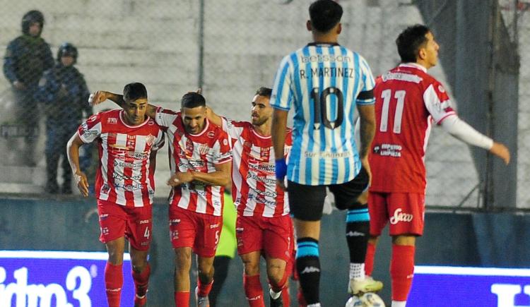 Imagen de Con diez jugadores, Talleres (RE) dio el batacazo y eliminó a Racing
