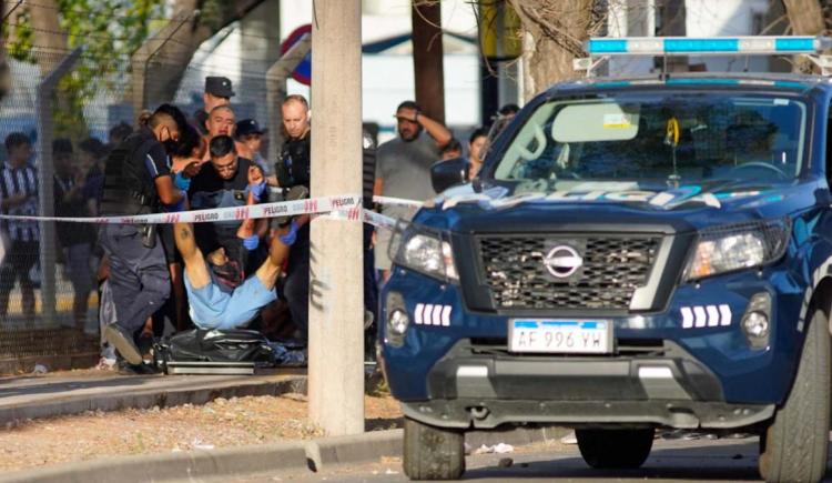 Imagen de Fútbol de luto: un muerto en Mendoza por un cruce entre barras de Gimnasia