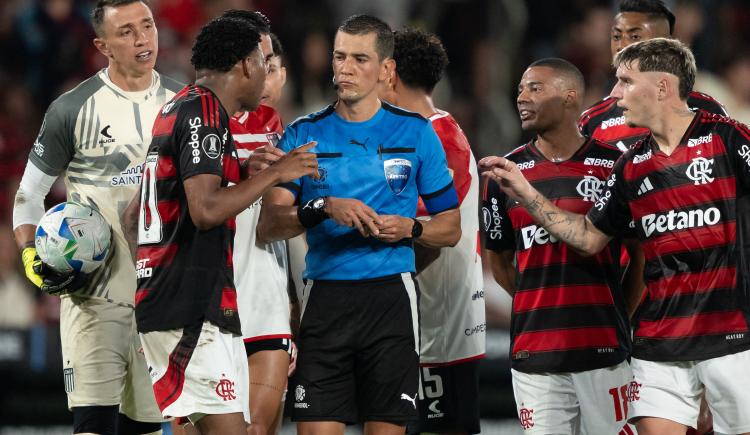 Imagen de Flamengo explotó de bronca contra el arbitraje tras la victoria sobre Estudiantes