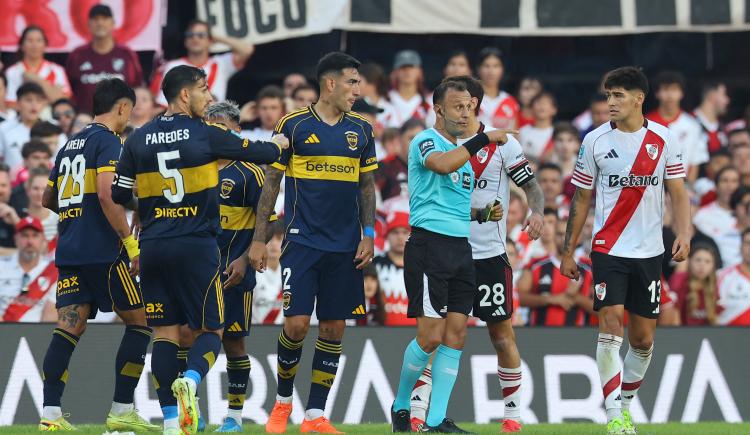 Imagen de Herrera le perdonó la vida a Rivero: tenía amarilla, cometió el penal y debió ser expulsado