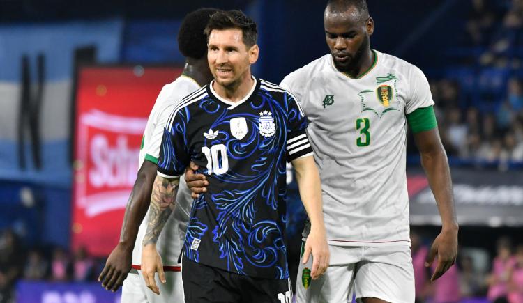 Imagen de Viral: Insólita pelea entre los jugadores de Mauritania por las camisetas de la Selección Argentina