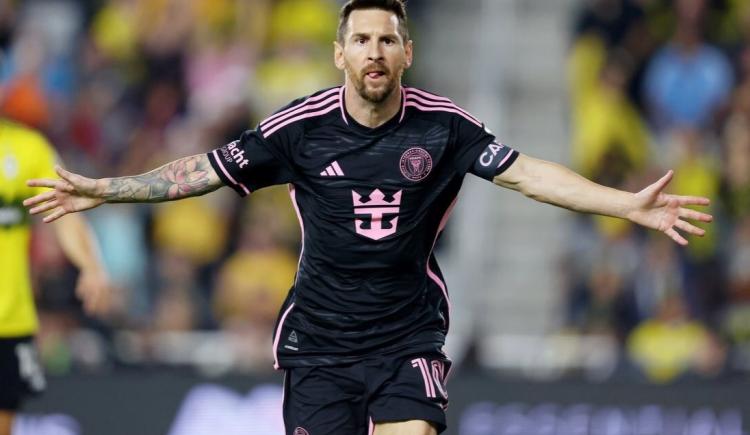 Imagen de La leyenda continúa: Messi marcó por duplicado y volvió a gritar campeón