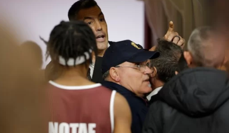 Imagen de Luis Scola rompió el silencio tras sufrir una agresión por la espalda en Italia