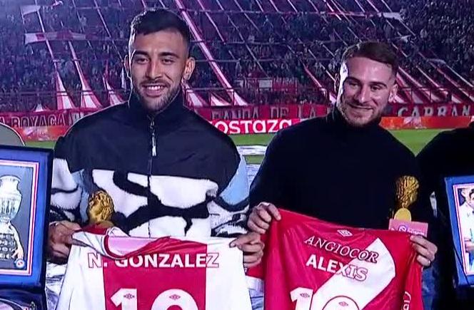 Imagen de El homenaje a los campeones: Alexis Mac Allister y Nico González, ovacionados en La Paternal