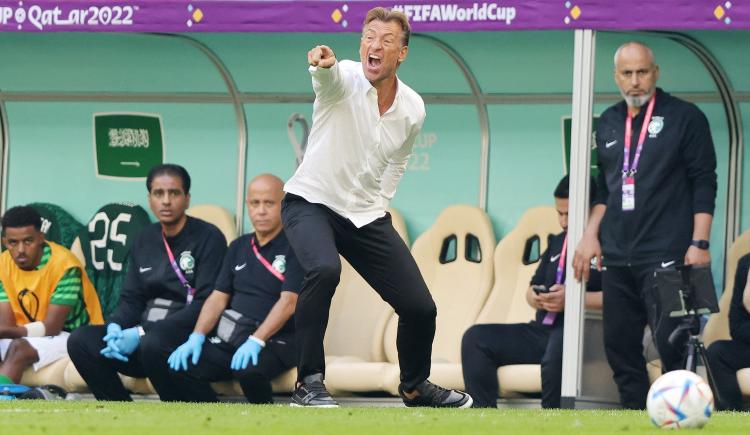 Imagen de La historia del excéntrico DT de Arabia Saudita: compañero de Zidane, foto con Maradona y parecido con Brad Pitt