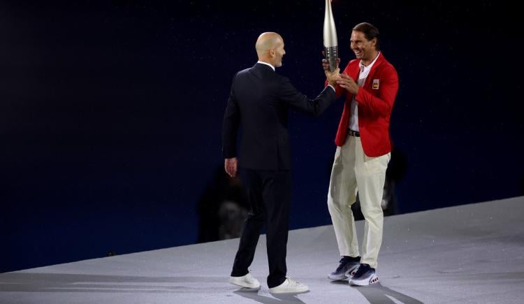 Imagen de Zinedine Zidane y Rafael Nadal, el relevo de la antorcha más especial en París 2024
