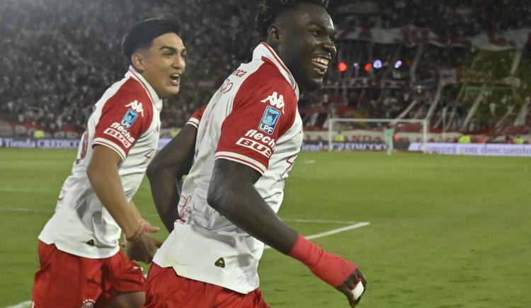 Imagen de Caicedo se vistió de héroe y le dio el clásico a Huracán