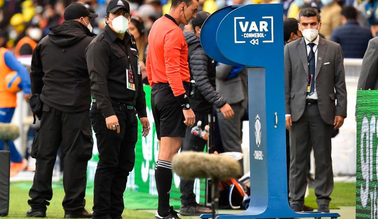 Imagen de EL VAR SE LLEVÓ TODOS LOS FLASHES EN EL 1-1 DE ECUADOR CON BRASIL