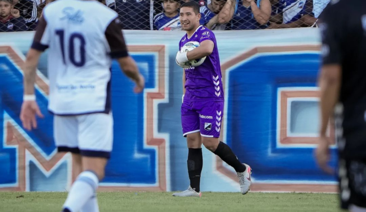 Imagen de Una de cuento: se dislocó el hombro cuando atajó un penal, tapó otro y su equipo subió a la Primera Nacional