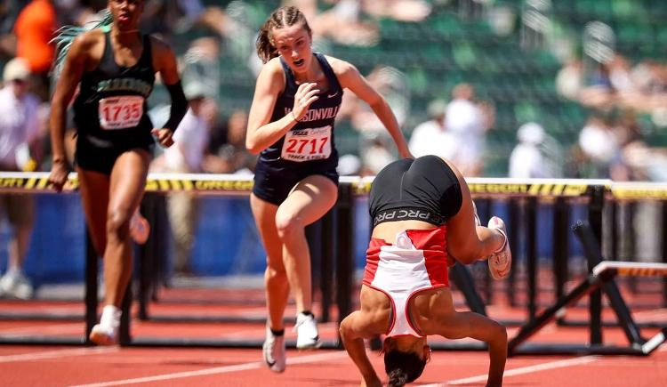 Imagen de De película: una atleta ganó los 100 metros con vallas dando dos vueltas carnero