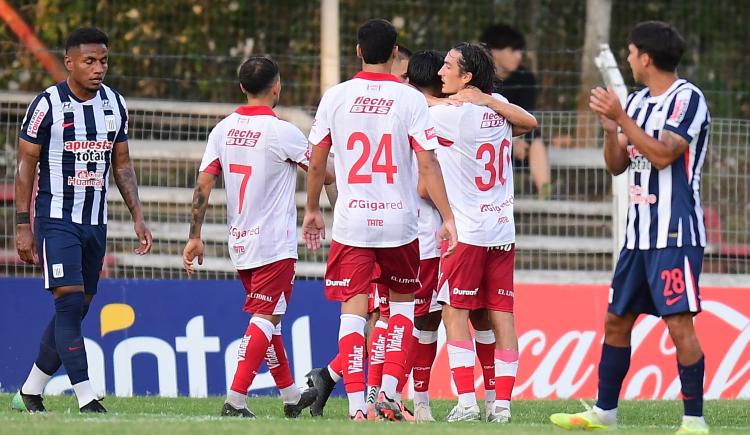 Imagen de Unión amargó el debut de Luis Advíncula en Alianza Lima