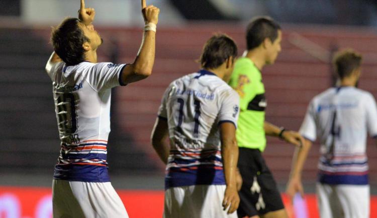 Imagen de Oscar Romero: golazo de atrás de mitad de cancha