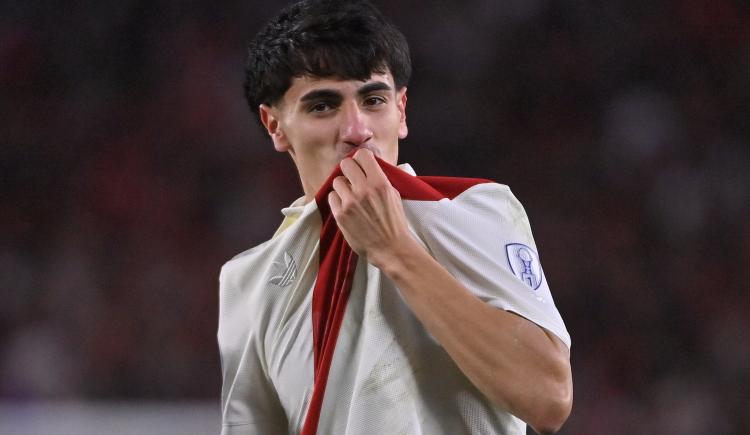 Imagen de El pibe que no tenía contrato y deslumbra a todos en River