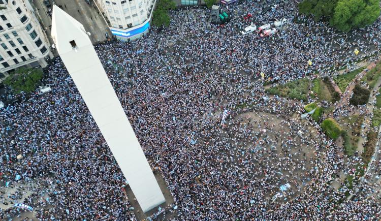 Imagen de Una multitud festejó la clasificación a la Final en el Obelisco