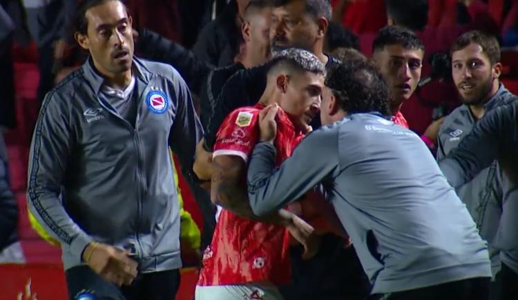 Imagen de La furia de Gabriel Milito contra Santiago Montiel por su expulsión