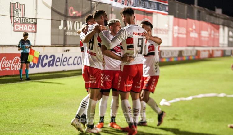 Imagen de Chacarita venció a Riestra en un partidazo y estira su liderazgo