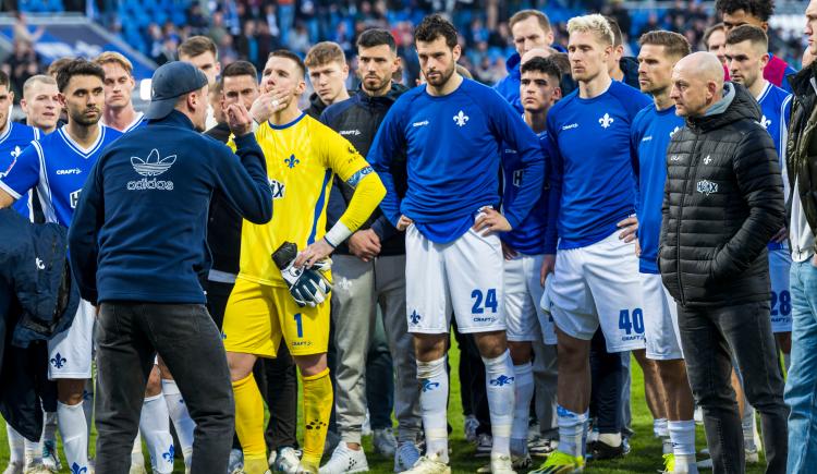 Imagen de De locos: un barrabrava alemán saltó al campo de juego y dio un discurso frente a los jugadores