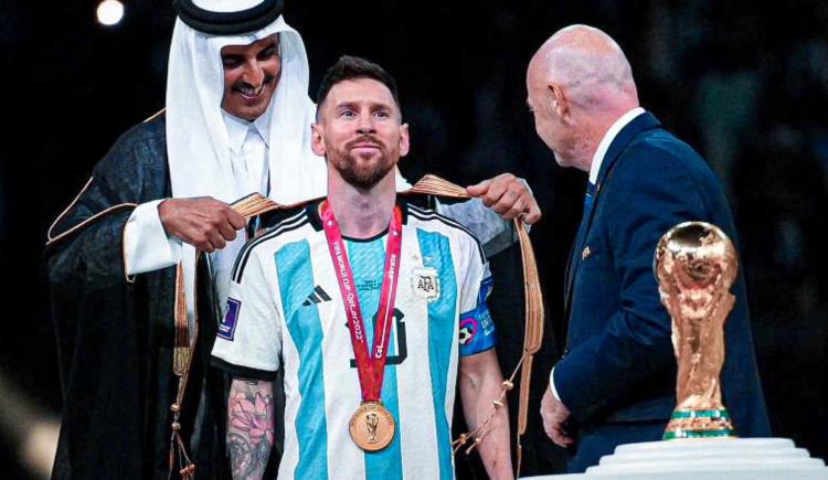 Imagen de El divertido diálogo de los campeones sobre la capa de Messi y la Copa del Mundo