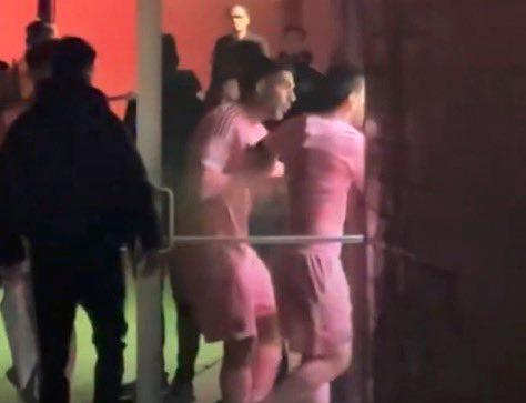 Imagen de Lo tuvo que frenar Suárez: Messi, furioso con los árbitros tras la derrota en Los Ángeles