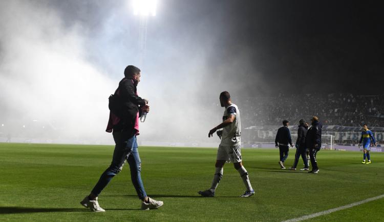 Imagen de Locura total en Gimnasia - Boca: sobreventa, represión, escándalo y suspensión