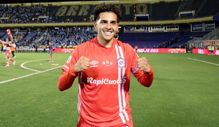 Imagen de Gol, clasificación y dedicatoria especial: Hernán López Muñoz y el recuerdo eterno de Maradona