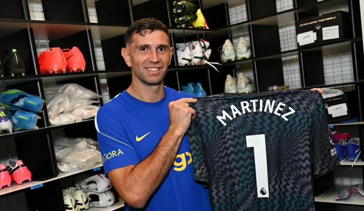Imagen de El lindo gesto de Dibu Martínez con los hinchas de Chelsea tras cambiar de número de camiseta