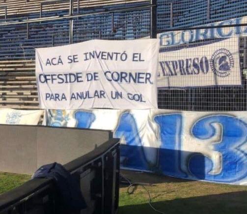 Imagen de Gimnasia no olvida: la original bandera de los hinchas tras el offside de un córner