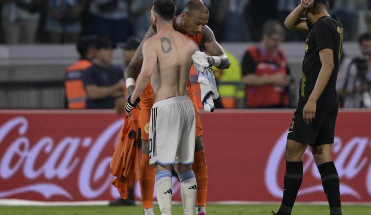 Imagen de La alegría del arquero de Curazao luego de cambiar la camiseta con Lionel Messi