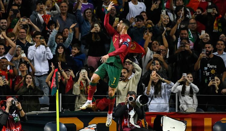 Imagen de Portugal venció a Eslovaquia con un doblete de Cristiano y se clasificó a la Euro 2024