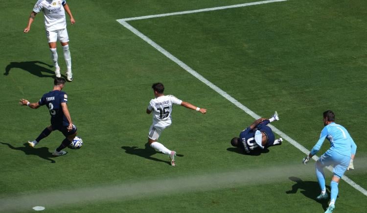Imagen de La última vez que Real Madrid recibió 3 goles en 24 minutos y un jugador le marcó un doblete tan rápido