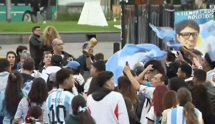 Imagen de Concentración espontánea en el Obelisco para conmemorar la gloria de la Scaloneta