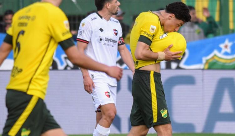 Imagen de El tremendo palo de la figura de Defensa y Justicia para el Newell's de Fabbiani