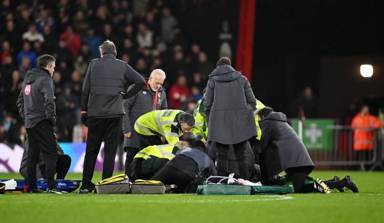 Imagen de Susto en la Premier League: un futbolista se desmayó en pleno partido