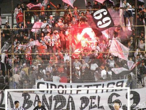 Imagen de Insólito: se produjo un incendio en pleno partido del ascenso