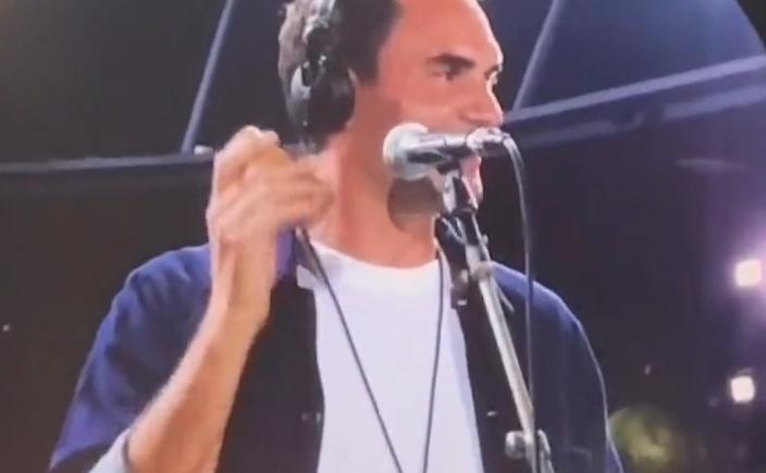 Imagen de Roger Federer cantó en el show de una famosa banda