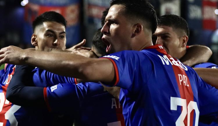 Imagen de Rugido rápido: centro de rabona y gol de Tigre a los 18 segundos