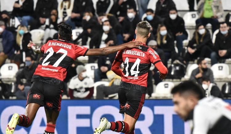 Imagen de FLAMENGO GOLEÓ Y PUSO UN PIE EN SEMIFINALES