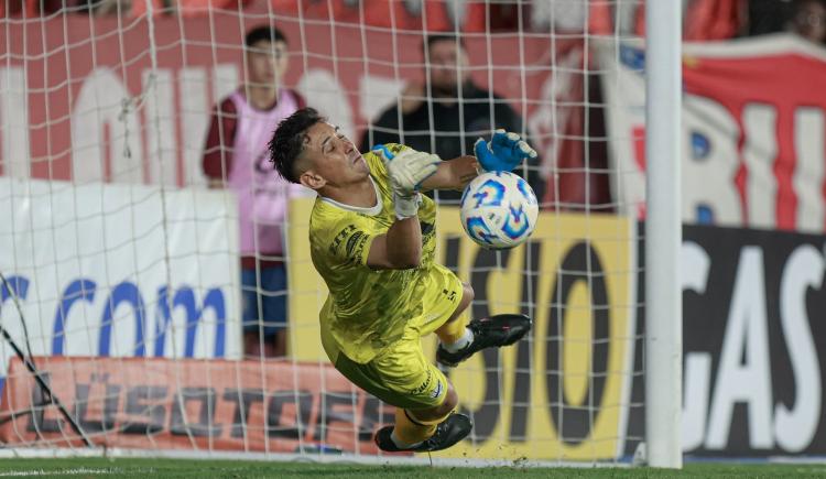 Imagen de Héroe sin capa y con guantes: el Dibu del ascenso que generó otra hazaña en la Copa Argentina