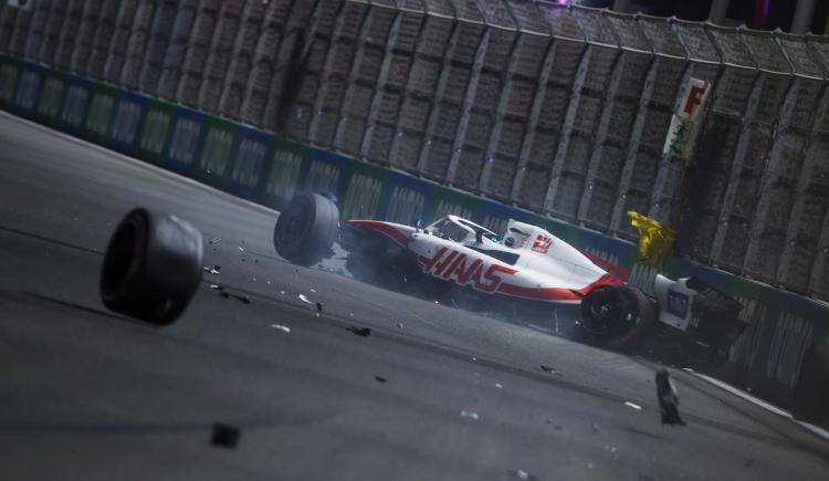 Imagen de Tremendo choque de Schumacher y pole para "Checo" Pérez