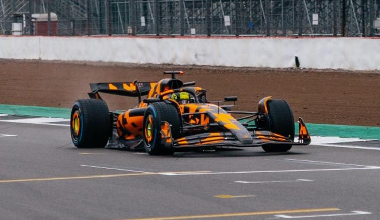 Imagen de McLaren salió a la pista y mostró su MCL39 con un diseño de camuflaje