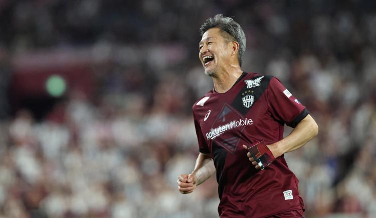 Imagen de Es japonés, debutó en Santos en 1986 y a los 58 años firmó con un nuevo club