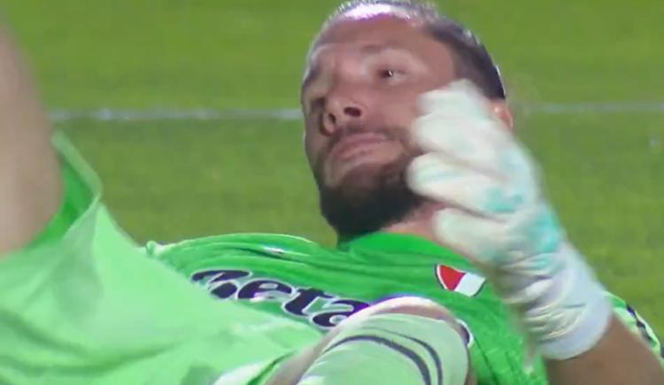 Imagen de El doble error de Ledesma que le permitió a Atlético Tucumán abrir el marcador ante River