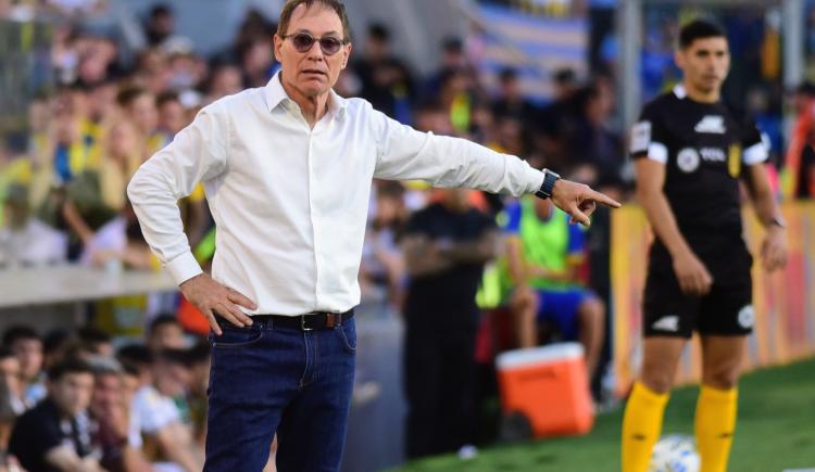Imagen de Holan sacó pecho tras la victoria de Rosario Central: "A la altura de River y Boca"