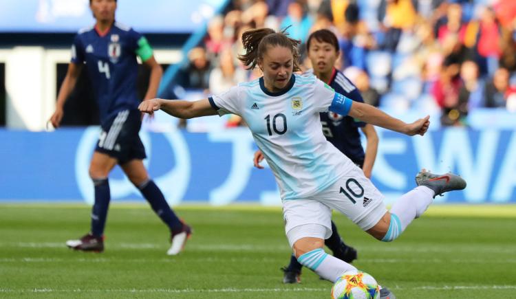 Imagen de Estefanía Banini: "A largo plazo, el fútbol femenino argentino puede ser potencia"