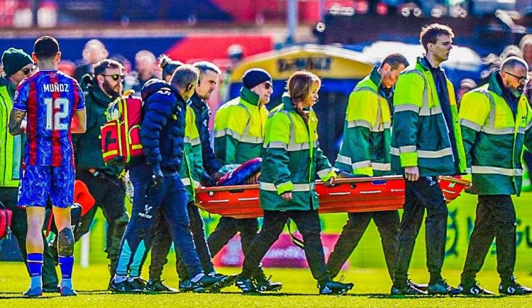 Imagen de Salvaje patada voladora en la FA Cup: lo mandó directo al hospital
