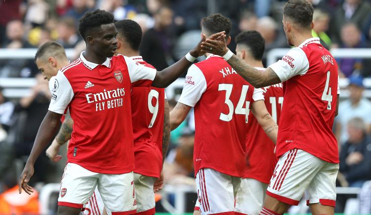 Imagen de Arsenal ganó y no se baja de la pelea