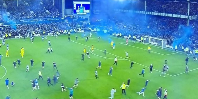 Imagen de Locura de Everton: hinchas invadieron el campo en pleno partido y luego se salvaron del descenso